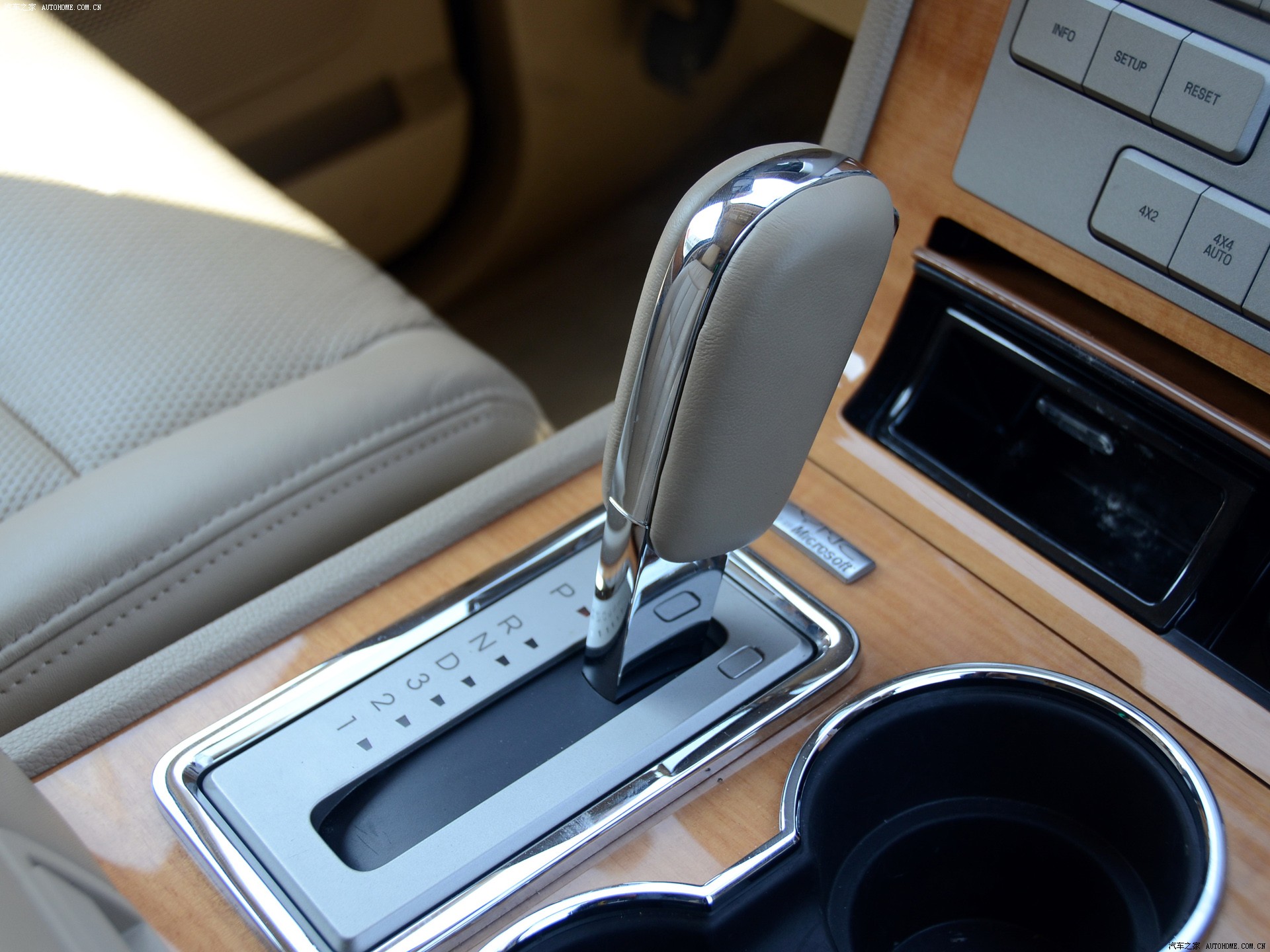 Lincoln Navigator 2025 — Салон, фото 24
