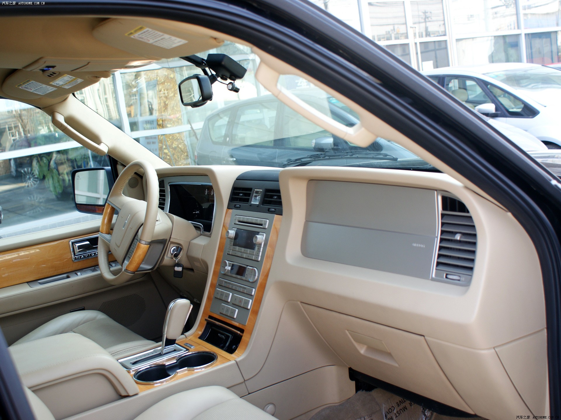 Lincoln Navigator 2025 — Салон, фото 26