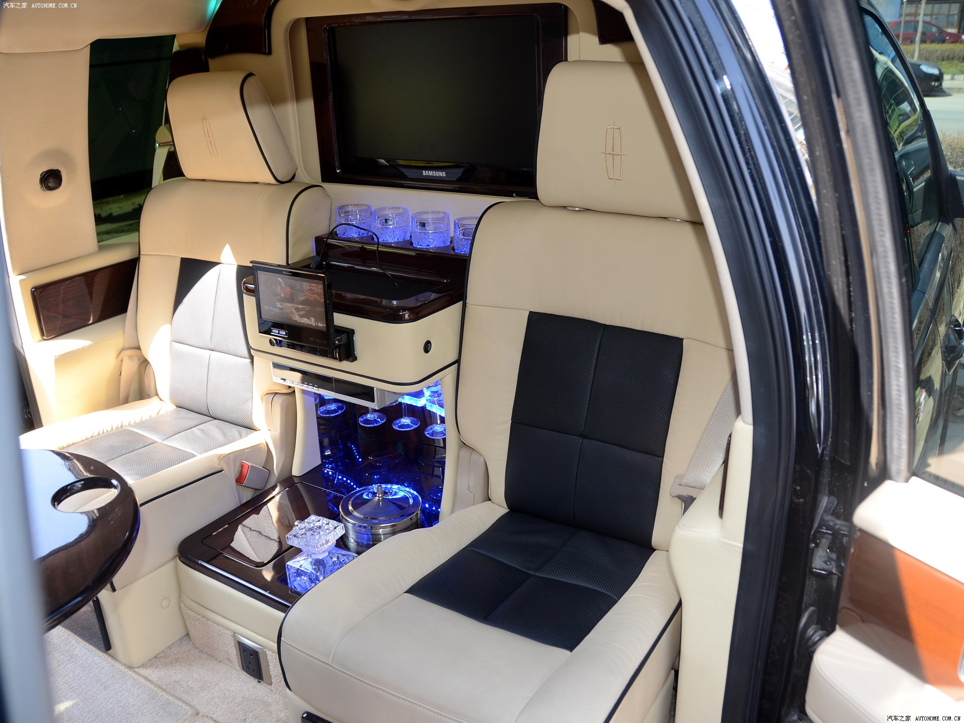 Lincoln Navigator 2025 — Сиденья и пространство, фото 19