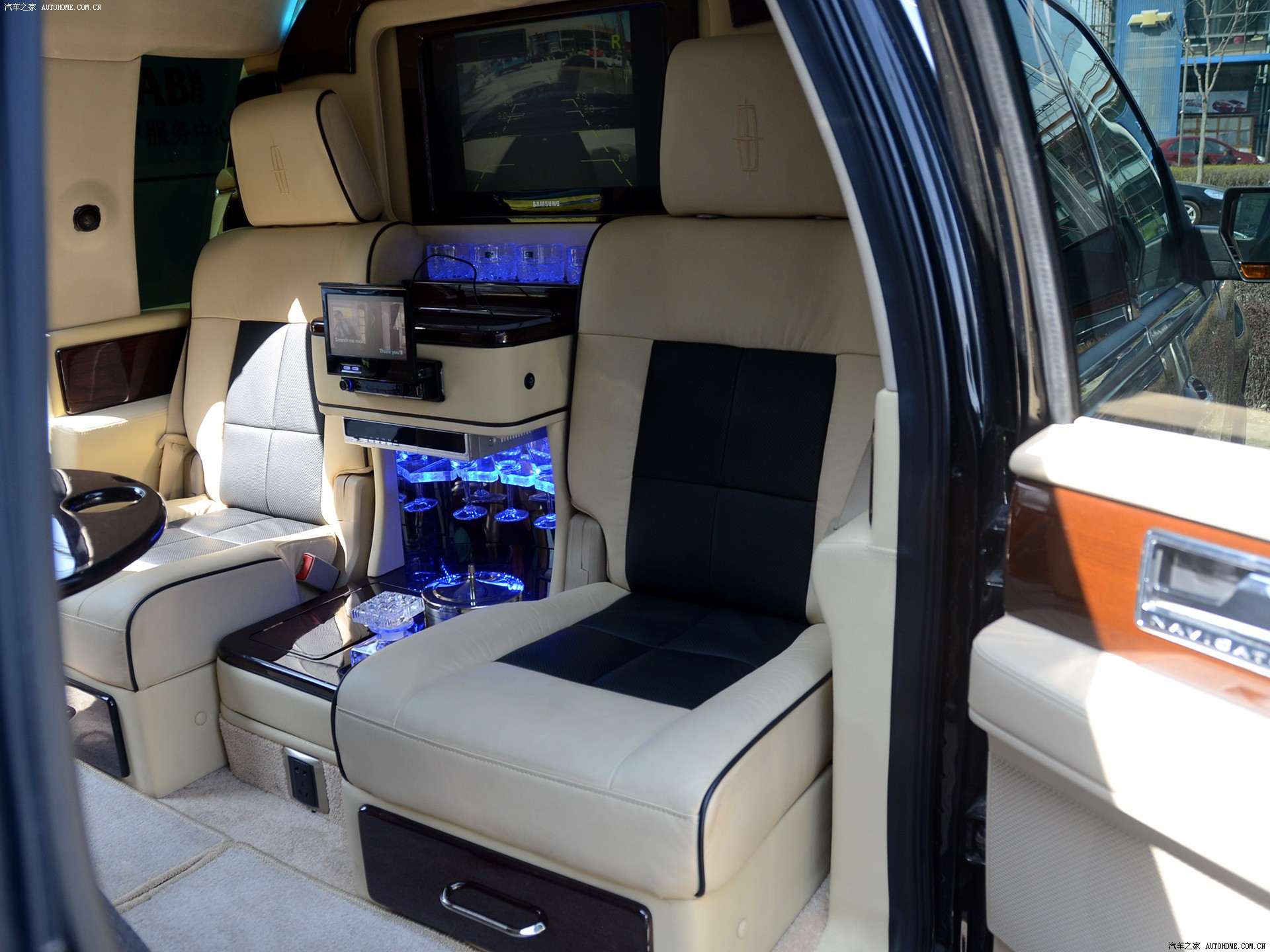 Lincoln Navigator 2025 — Сиденья и пространство, фото 20