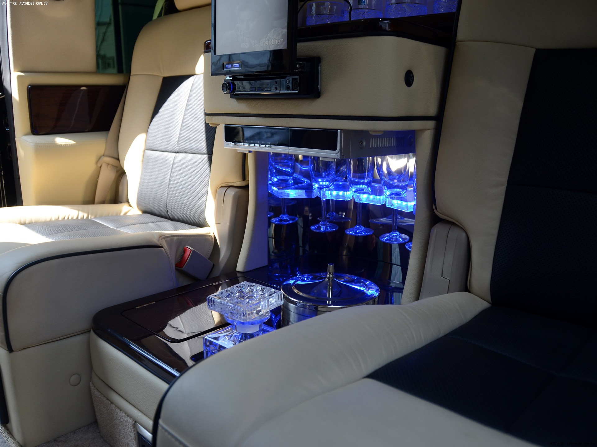 Lincoln Navigator 2025 — Сиденья и пространство, фото 21
