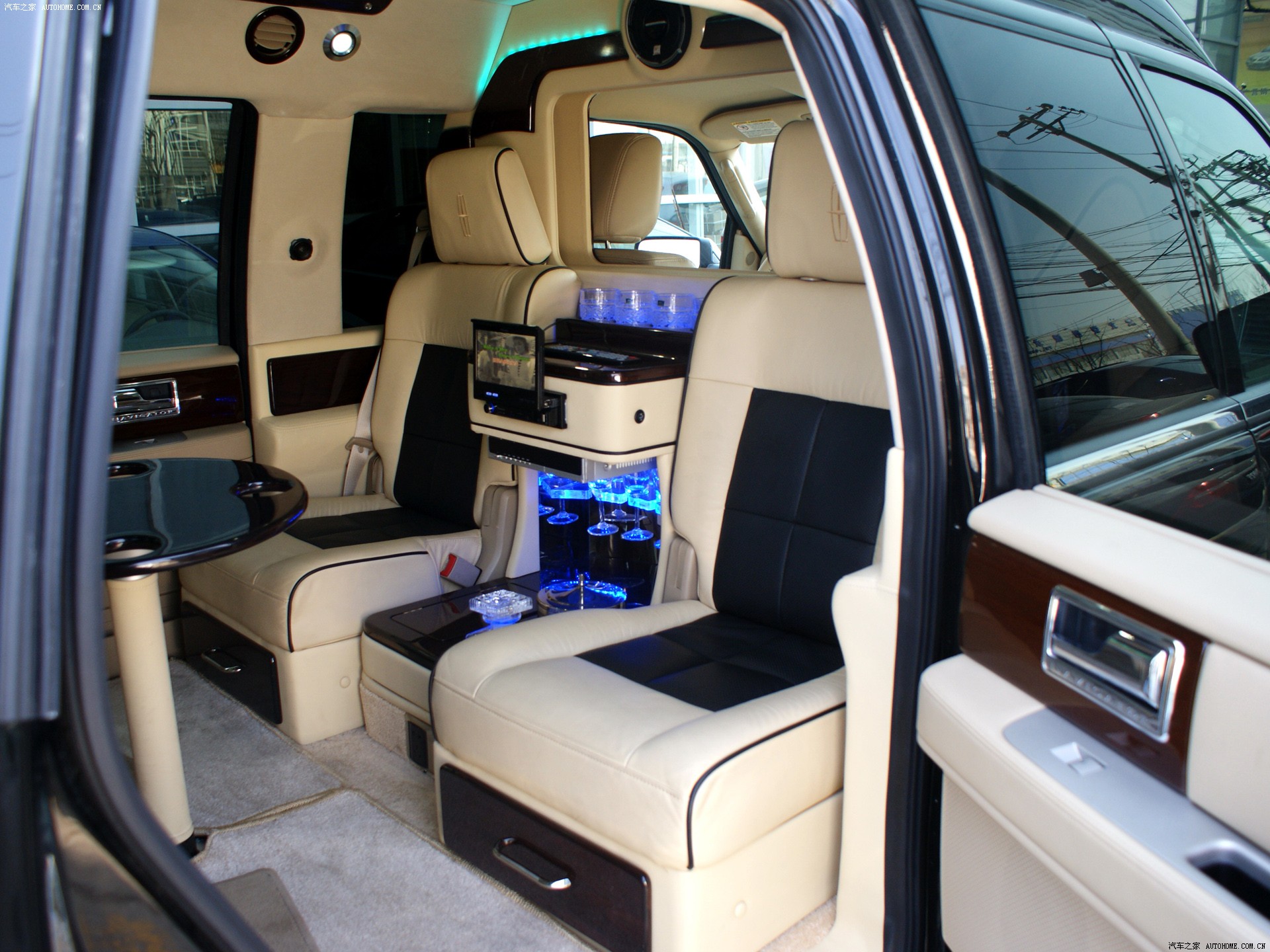Lincoln Navigator 2025 — Сиденья и пространство, фото 24