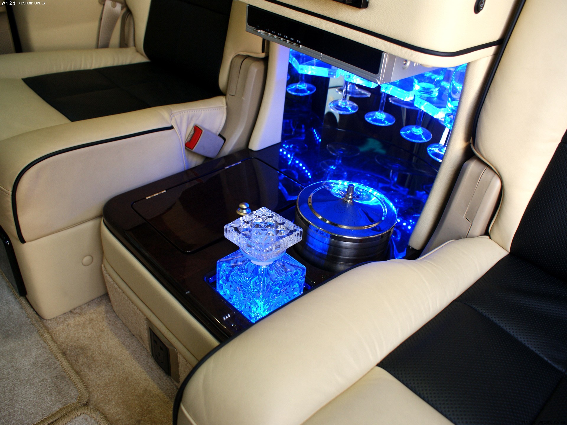 Lincoln Navigator 2025 — Сиденья и пространство, фото 25