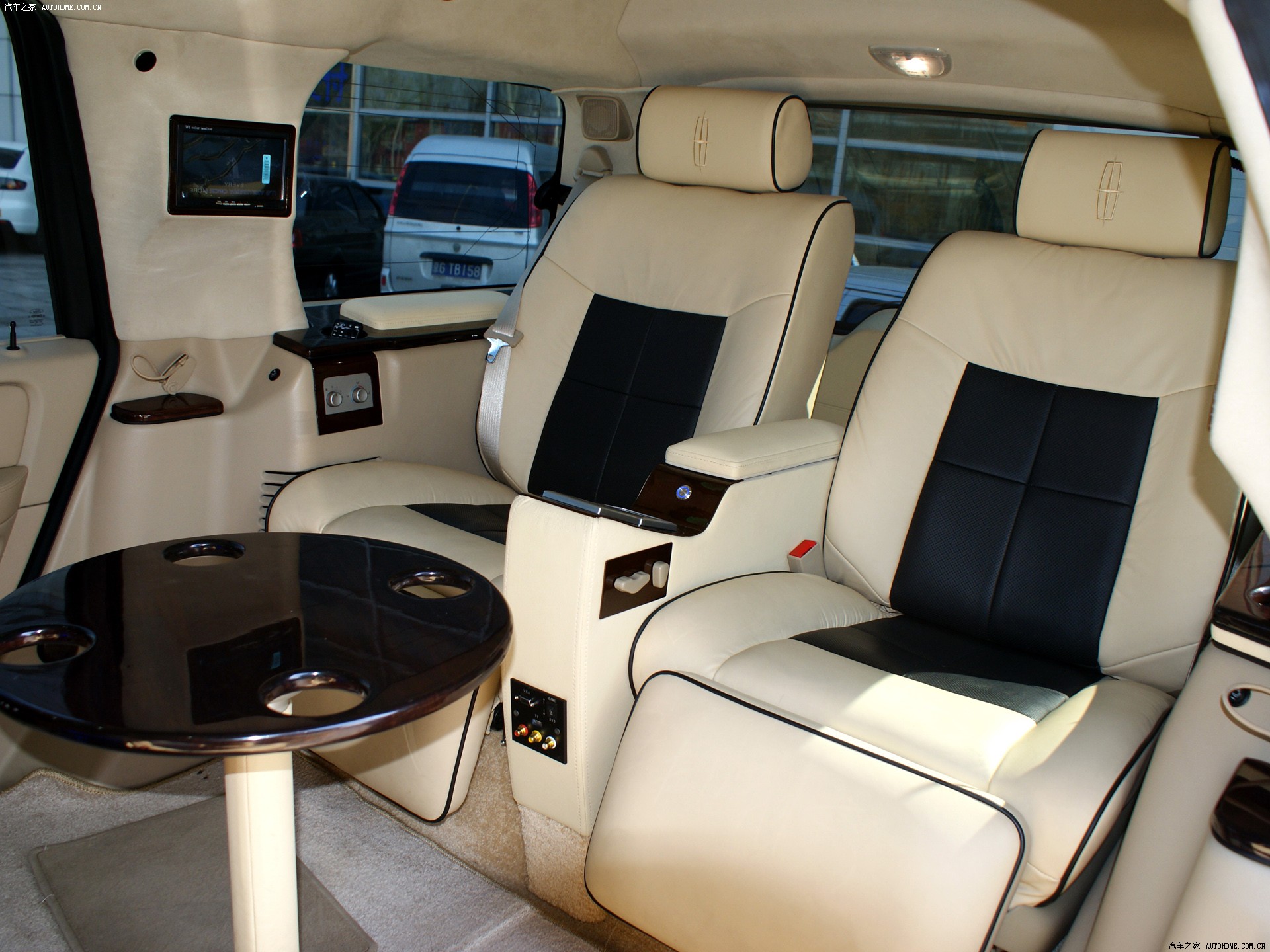 Lincoln Navigator 2025 — Сиденья и пространство, фото 28