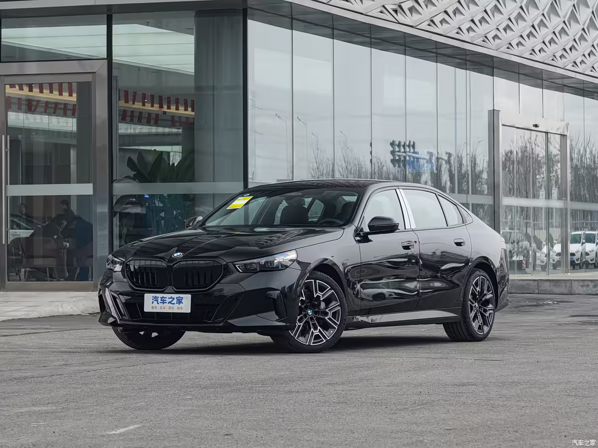 BMW 5 серии и i5 2026 года поступили в продажу